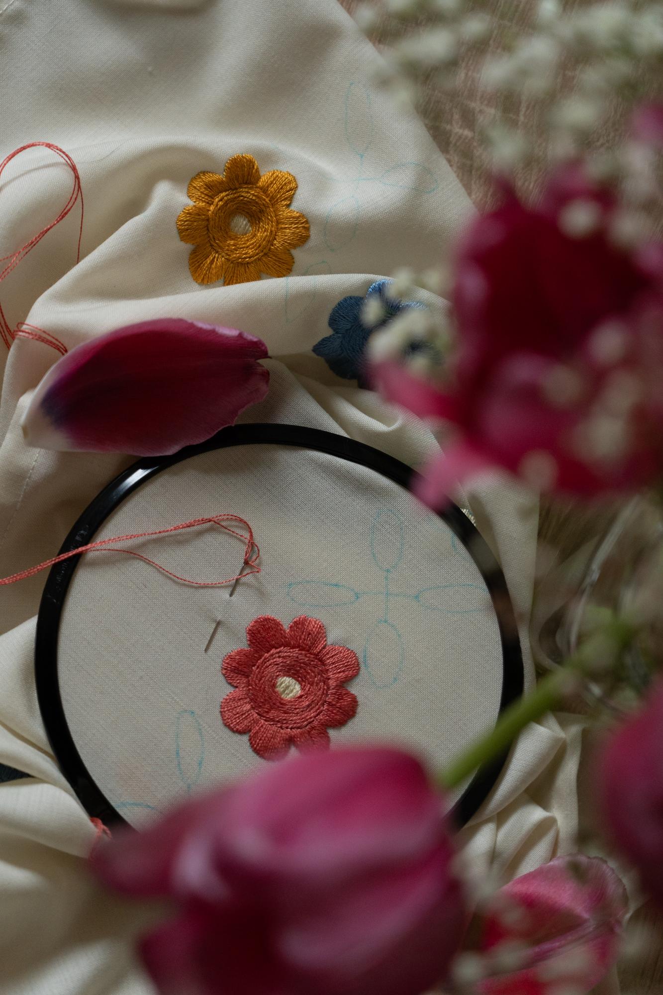 Siuvinėjimo art close-up on fabric with threads